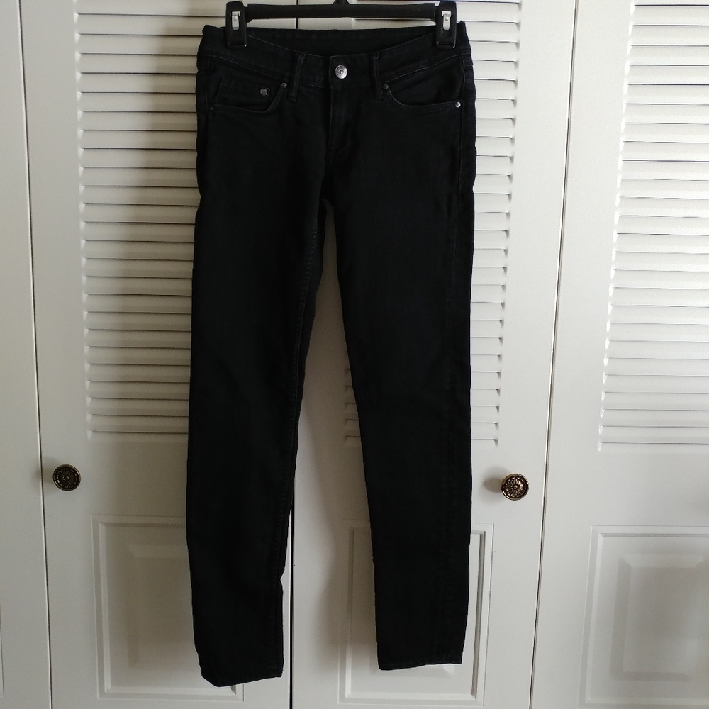 Black skinny low rise jean